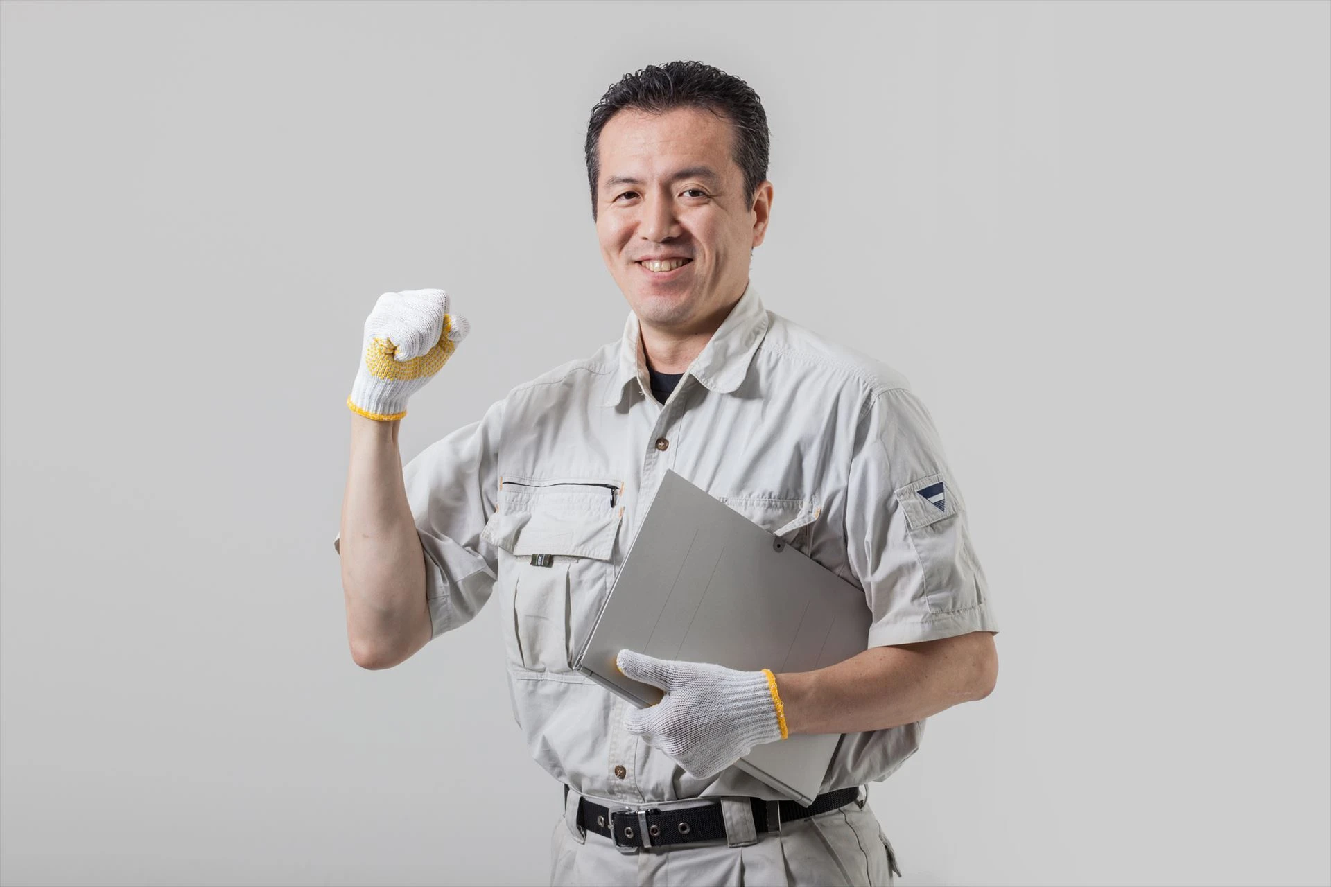 ポーズを決める作業服の男性_R